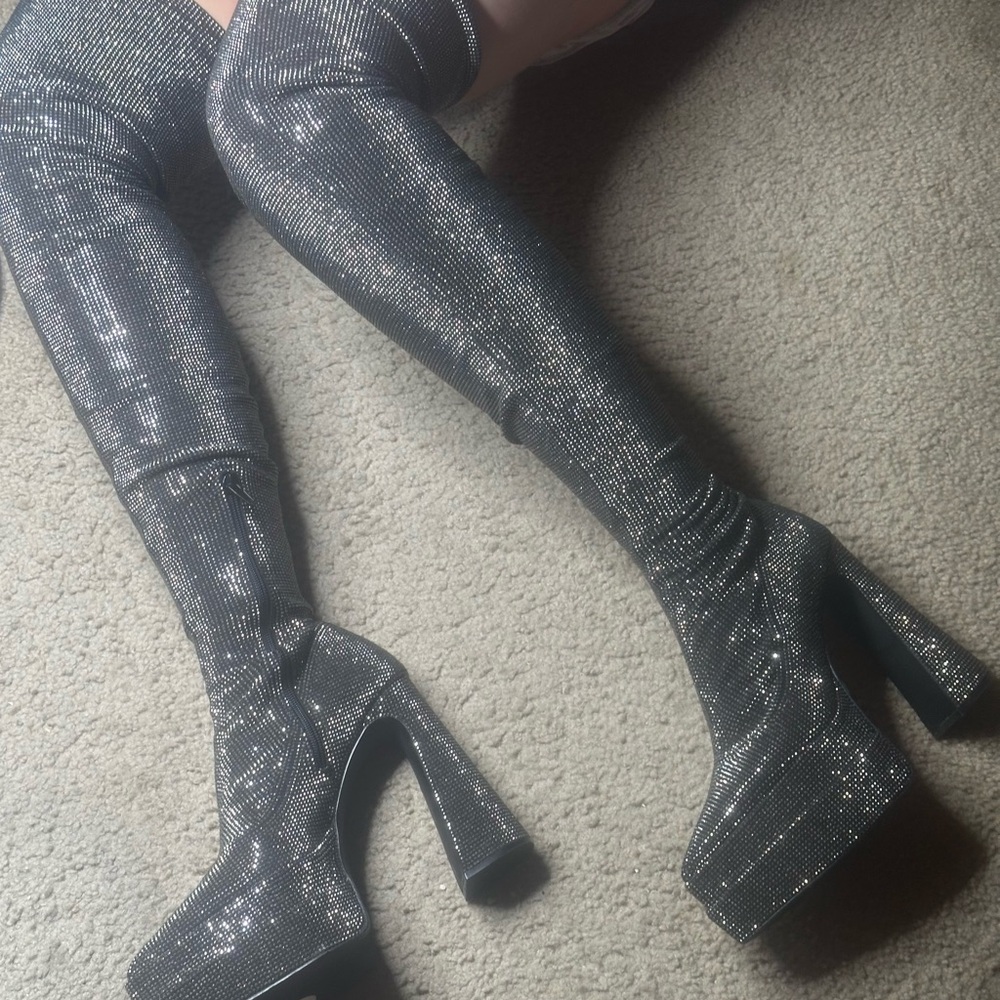 STEVE MADDEN THIGH HiGH HOLIDAY RHINESTONED ZIPPER STUNNING 5 1/2” HEEL 8.5 M
